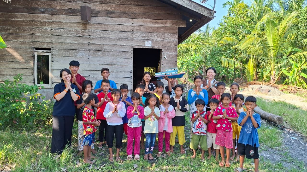 Bermain dan belajar bersama anak-anak Sekolah Minggu di Desa Gogok, Kab. Kep. Meranti